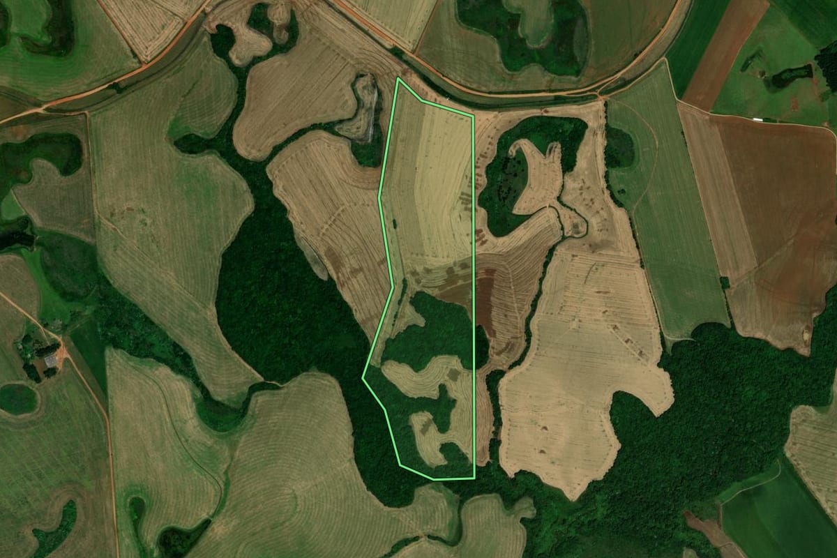 Imagem de satélite do imóvel rural em Cruz Alta (RS), com o contorno declarado no CAR desenhado por cima.