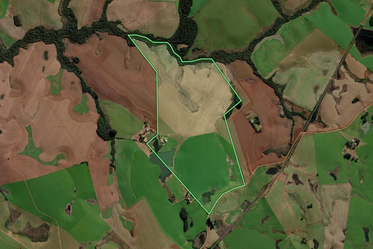 Imagem de satélite do imóvel rural em Cruz Alta (RS), com o contorno declarado no CAR desenhado por cima.