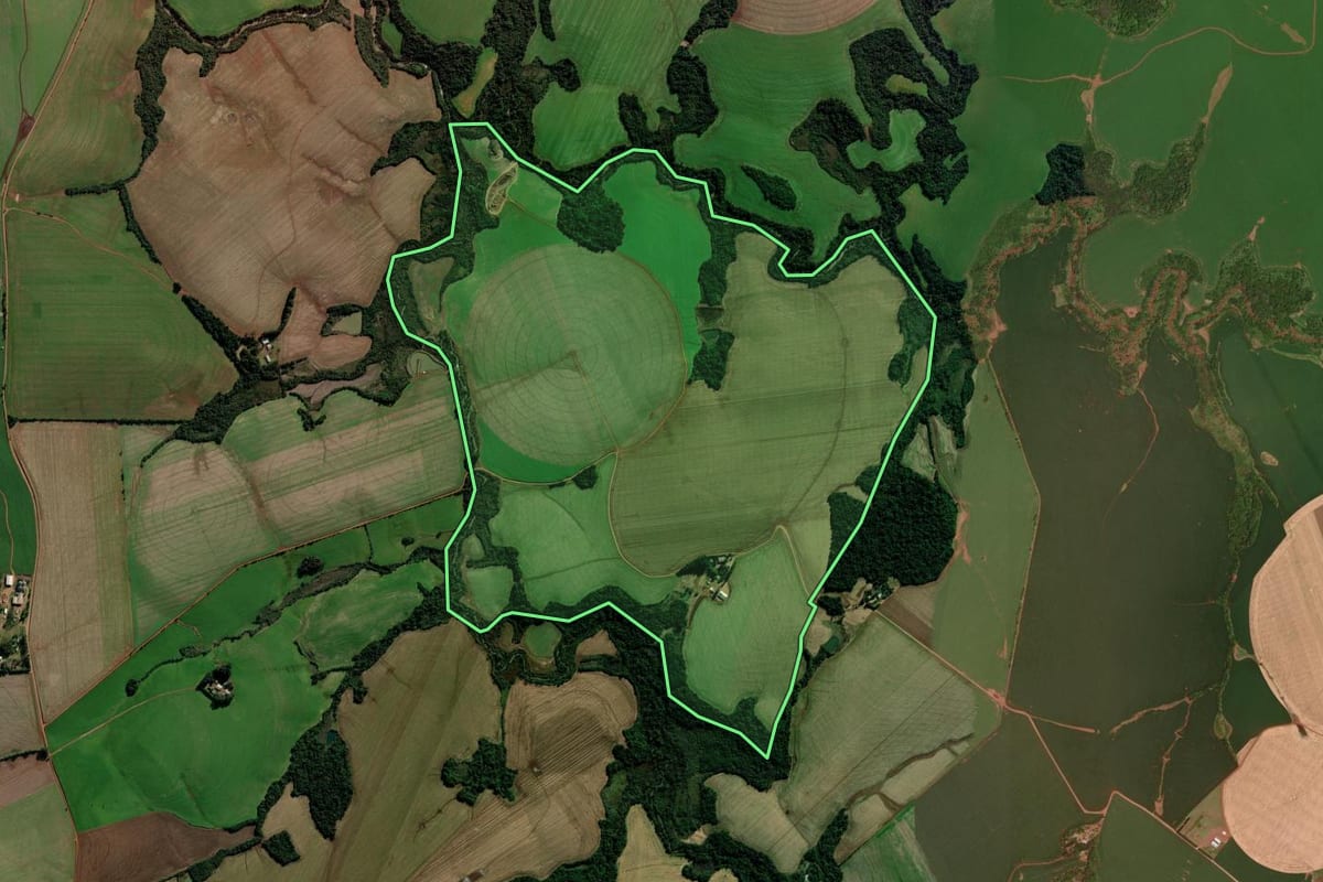 Imagem de satélite do imóvel rural em Cruz Alta (RS), com o contorno declarado no CAR desenhado por cima.