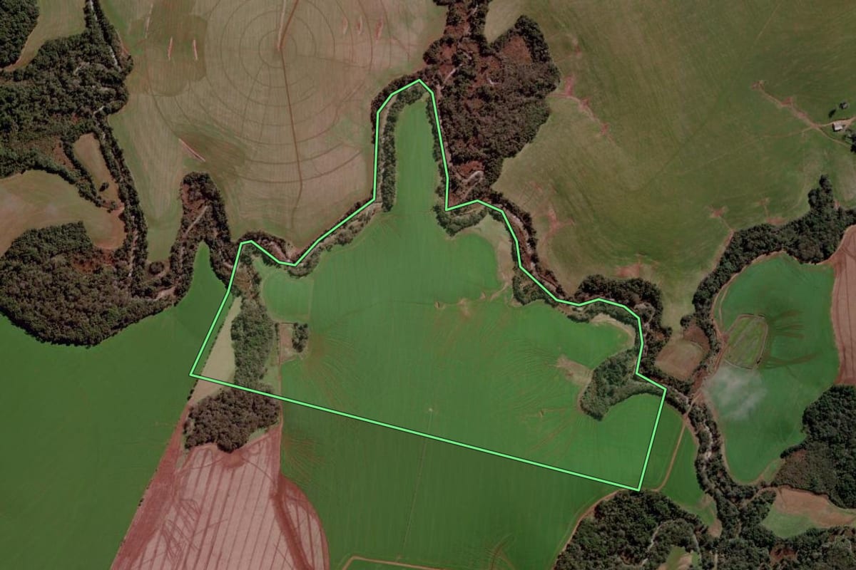 Imagem de satélite do imóvel rural em Cruz Alta (RS), com o contorno declarado no CAR desenhado por cima.