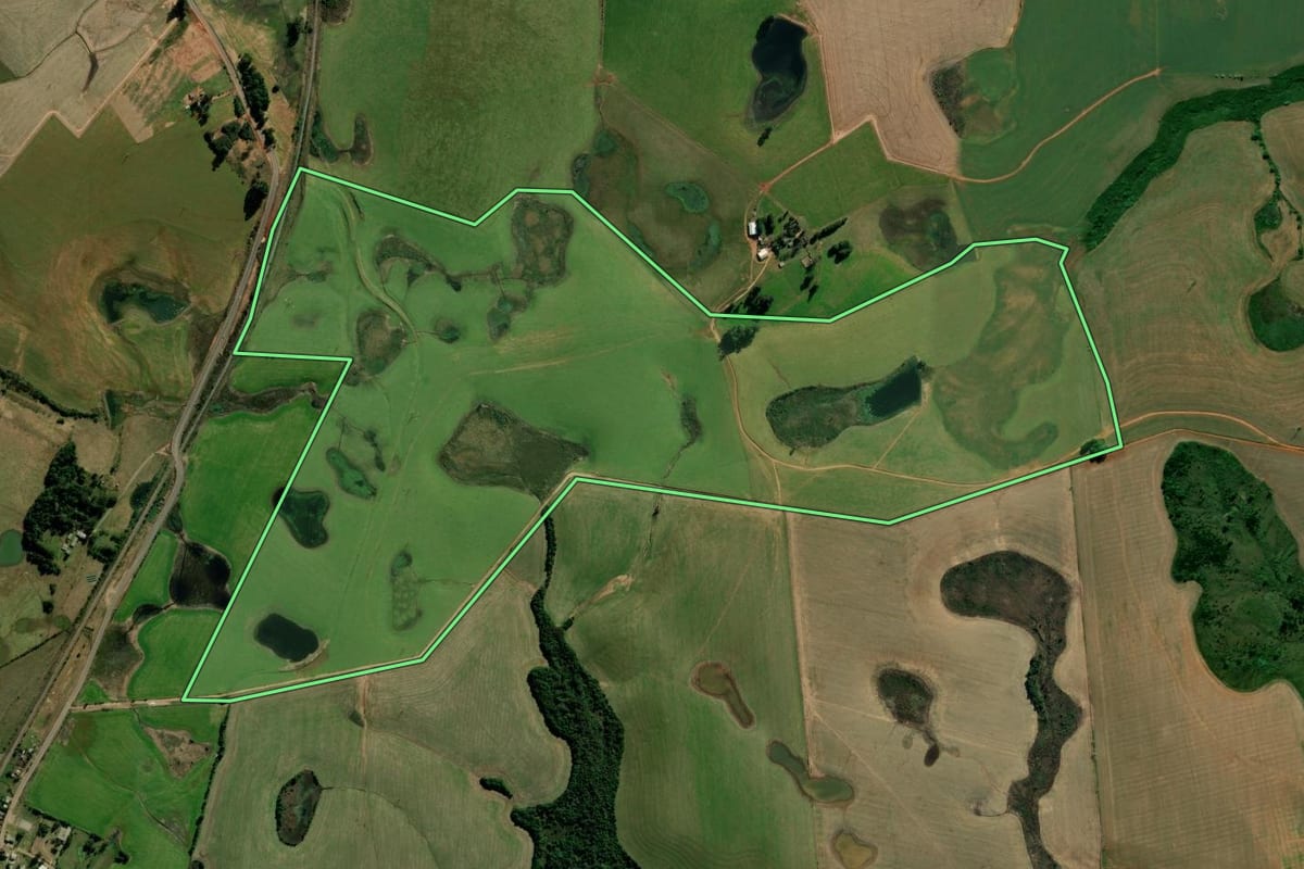 Imagem de satélite do imóvel rural em Cruz Alta (RS), com o contorno declarado no CAR desenhado por cima.