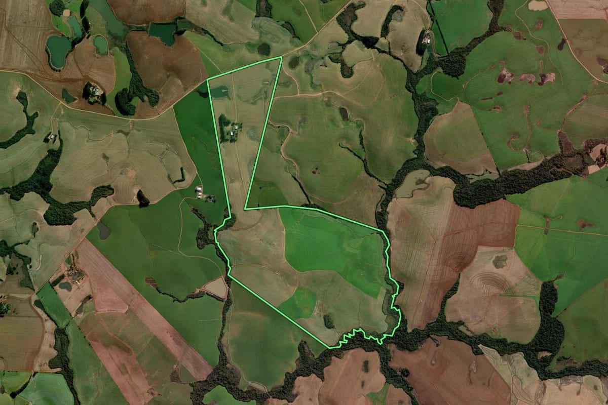 Imagem de satélite do imóvel rural em Cruz Alta (RS), com o contorno declarado no CAR desenhado por cima.