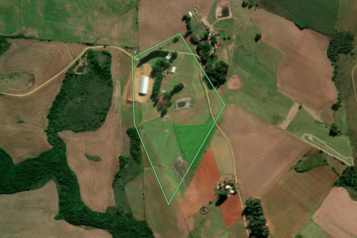 Imagem de satélite do imóvel rural em Cruz Alta (RS), com o contorno declarado no CAR desenhado por cima.