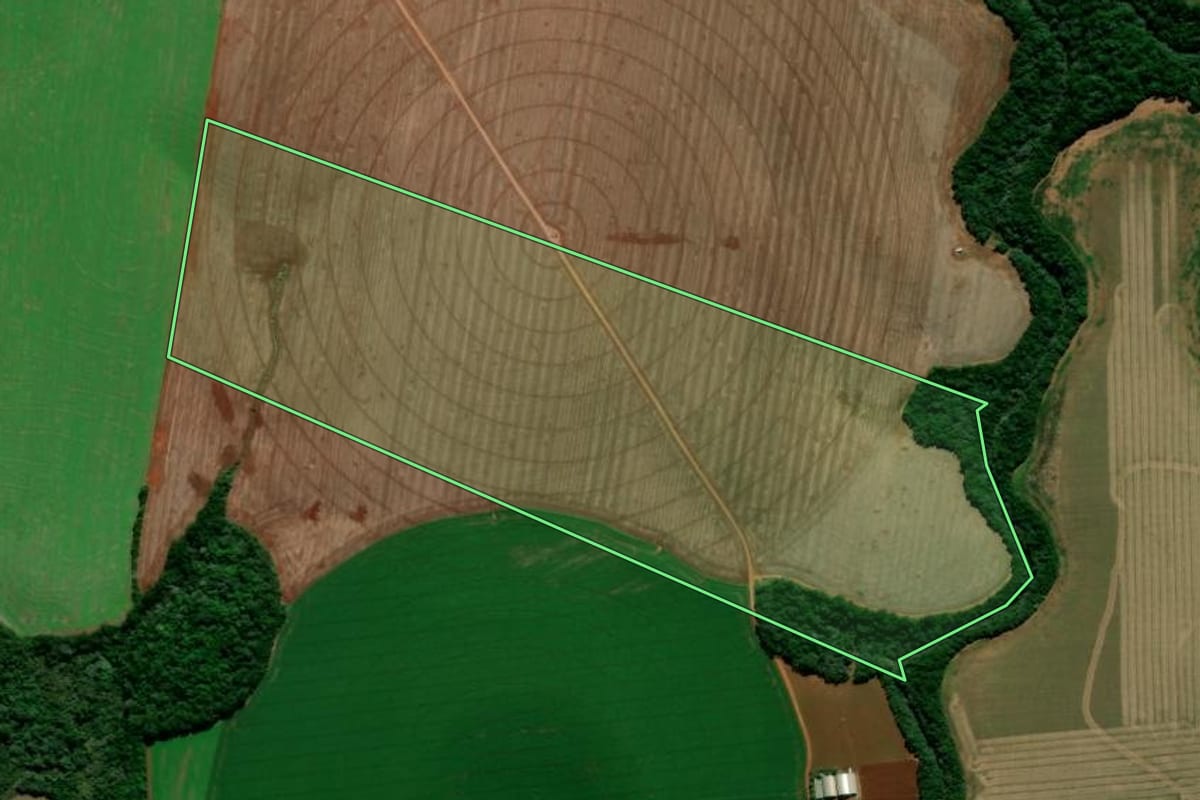 Imagem de satélite do imóvel rural em Cruz Alta (RS), com o contorno declarado no CAR desenhado por cima.