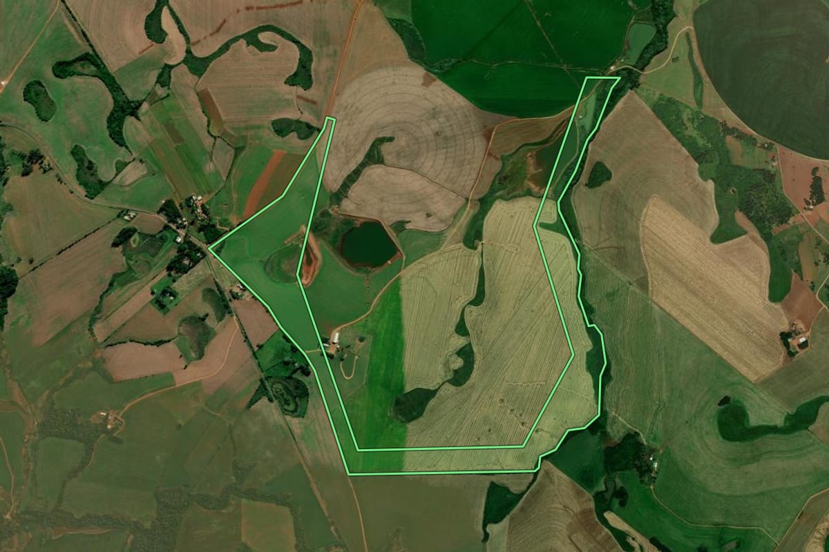 Imagem de satélite do imóvel rural em Cruz Alta (RS), com o contorno declarado no CAR desenhado por cima.