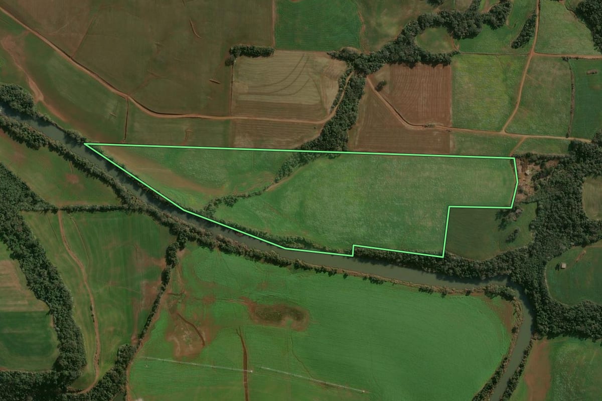 Imagem de satélite do imóvel rural em Cruzaltense (RS), com o contorno declarado no CAR desenhado por cima.