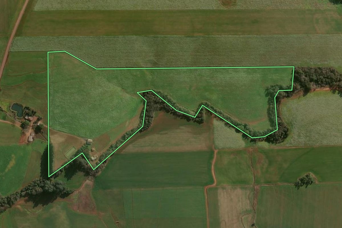Imagem de satélite do imóvel rural em Cruzaltense (RS), com o contorno declarado no CAR desenhado por cima.