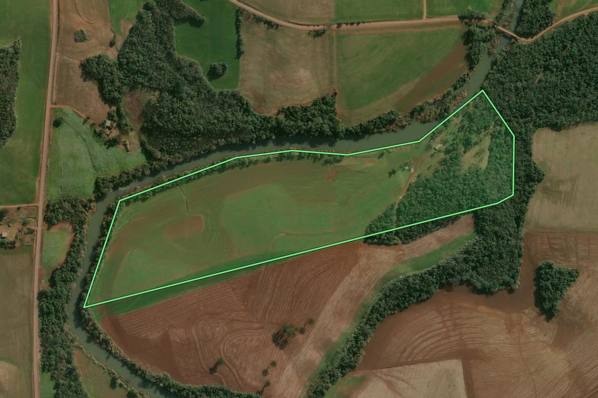 Imagem de satélite do imóvel rural em Cruzaltense (RS), com o contorno declarado no CAR desenhado por cima.