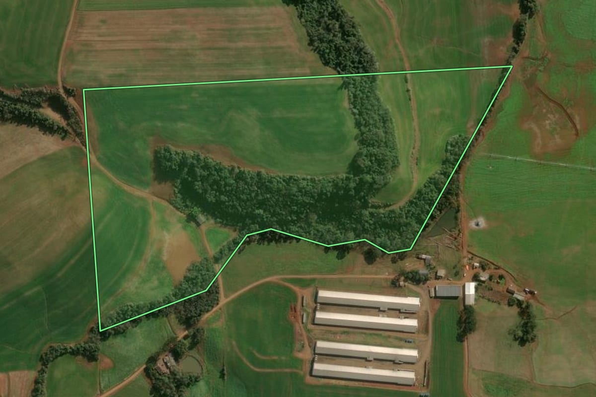 Imagem de satélite do imóvel rural em Cruzaltense (RS), com o contorno declarado no CAR desenhado por cima.