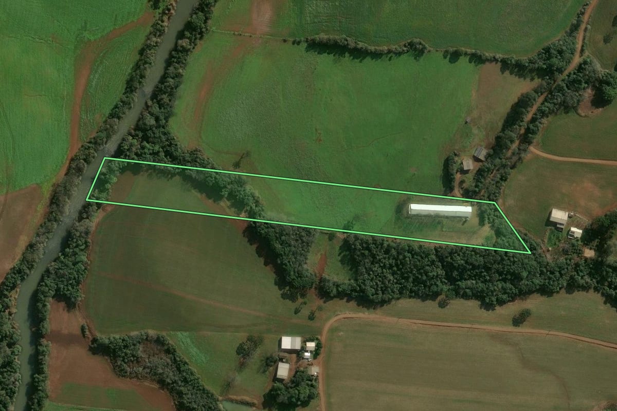 Imagem de satélite do imóvel rural em Cruzaltense (RS), com o contorno declarado no CAR desenhado por cima.