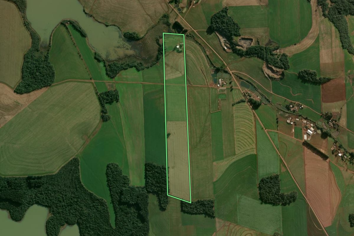 Imagem de satélite do imóvel rural em Cruzaltense (RS), com o contorno declarado no CAR desenhado por cima.