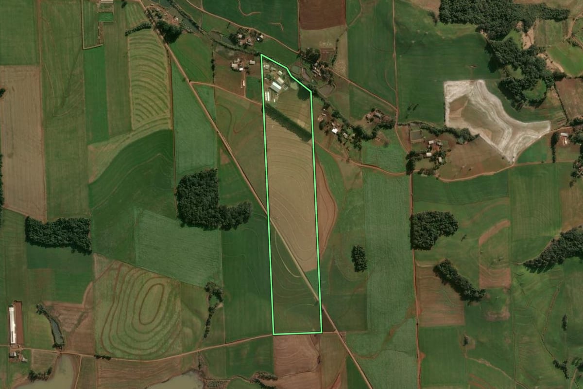 Imagem de satélite do imóvel rural em Cruzaltense (RS), com o contorno declarado no CAR desenhado por cima.