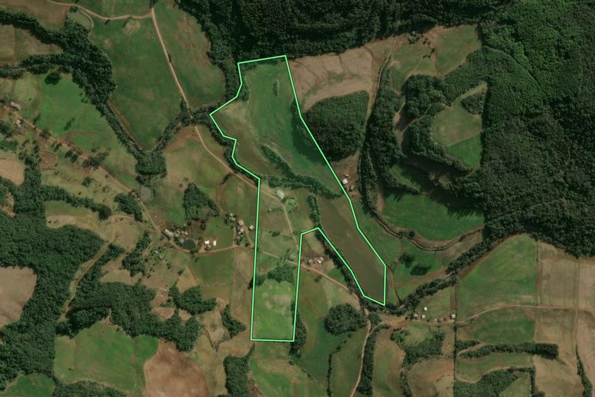 Imagem de satélite do imóvel rural em Cruzaltense (RS), com o contorno declarado no CAR desenhado por cima.