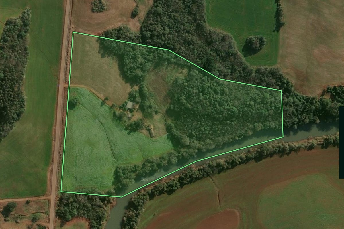Imagem de satélite do imóvel rural em Cruzaltense (RS), com o contorno declarado no CAR desenhado por cima.