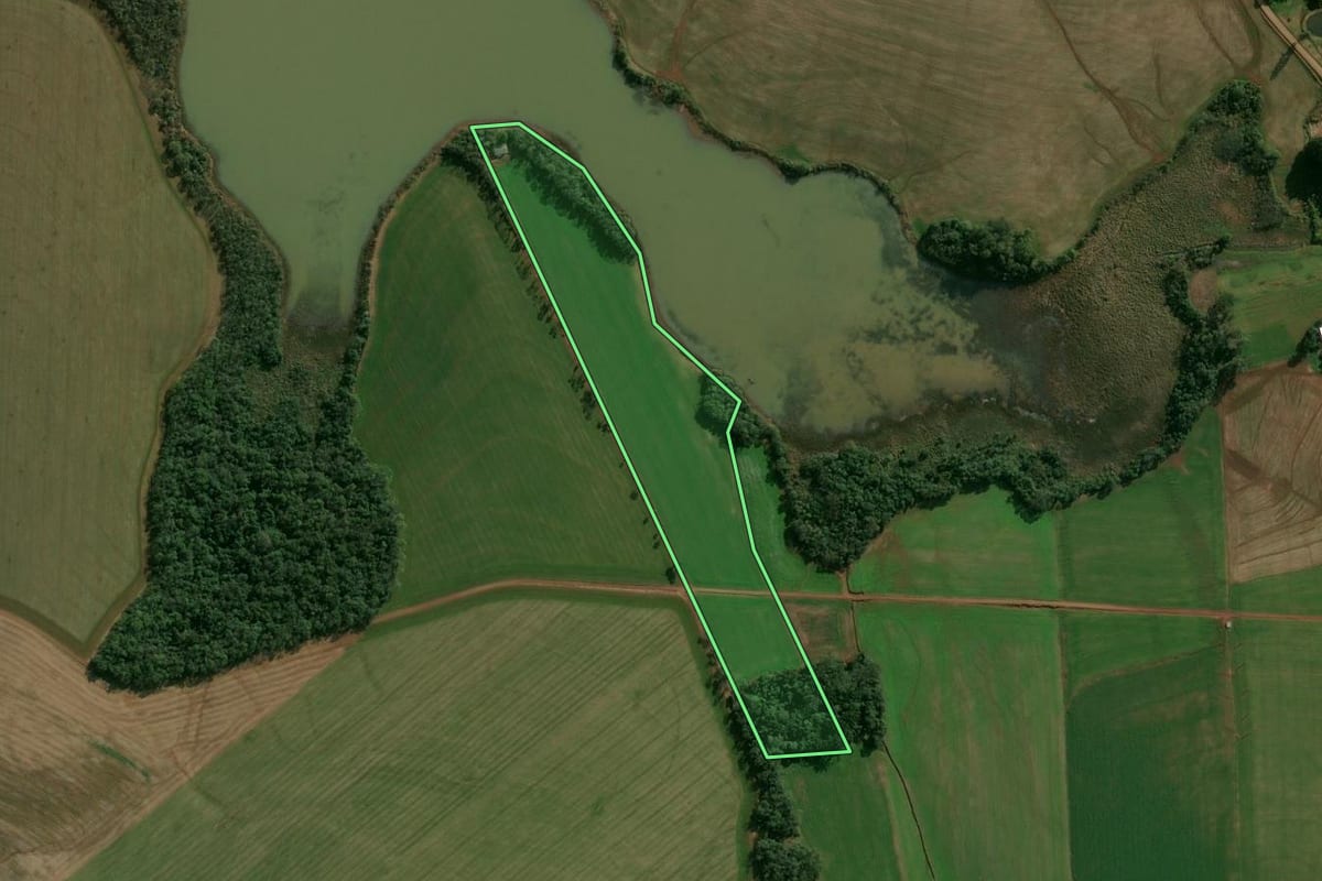Imagem de satélite do imóvel rural em Cruzaltense (RS), com o contorno declarado no CAR desenhado por cima.