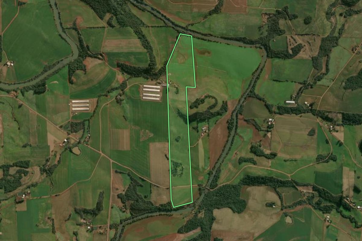 Imagem de satélite do imóvel rural em Cruzaltense (RS), com o contorno declarado no CAR desenhado por cima.