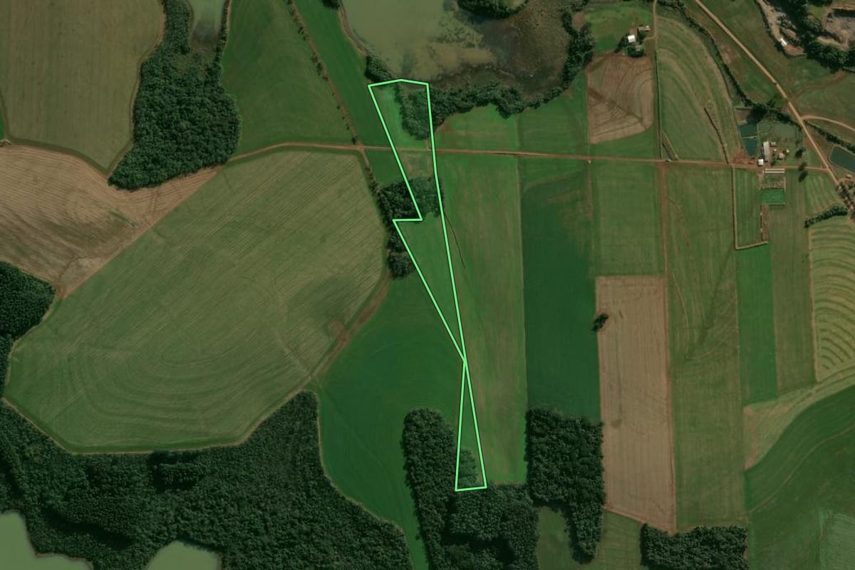 Imagem de satélite do imóvel rural em Cruzaltense (RS), com o contorno declarado no CAR desenhado por cima.