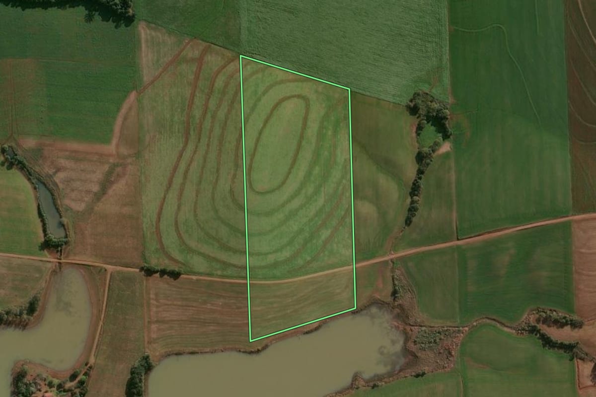 Imagem de satélite do imóvel rural em Cruzaltense (RS), com o contorno declarado no CAR desenhado por cima.