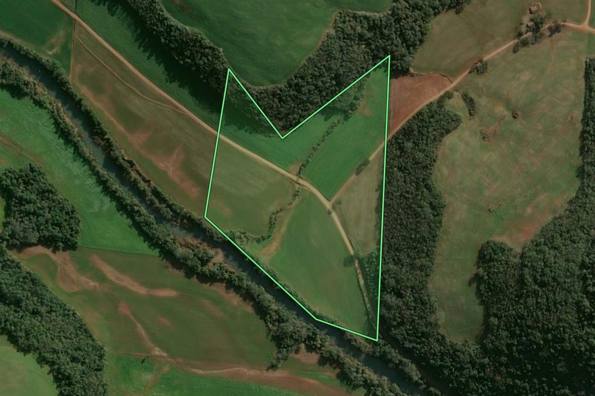Imagem de satélite do imóvel rural em Cruzaltense (RS), com o contorno declarado no CAR desenhado por cima.