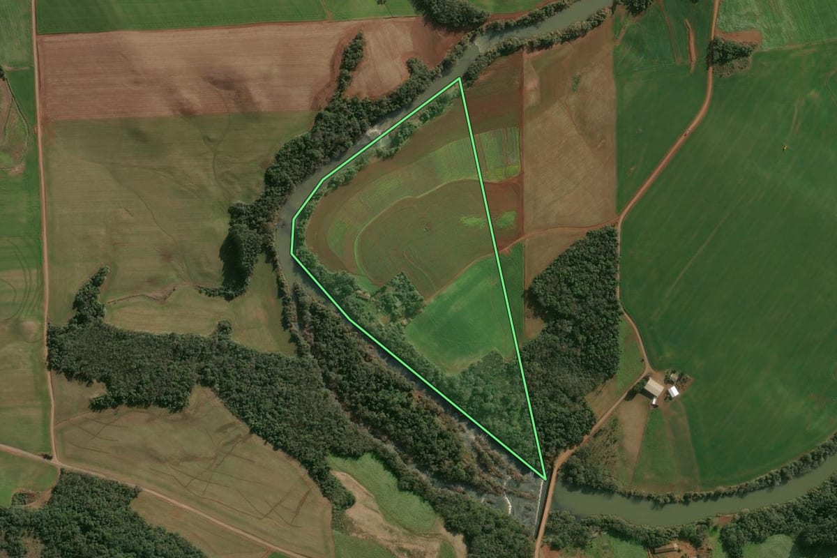 Imagem de satélite do imóvel rural em Cruzaltense (RS), com o contorno declarado no CAR desenhado por cima.