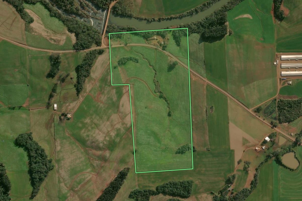 Imagem de satélite do imóvel rural em Cruzaltense (RS), com o contorno declarado no CAR desenhado por cima.
