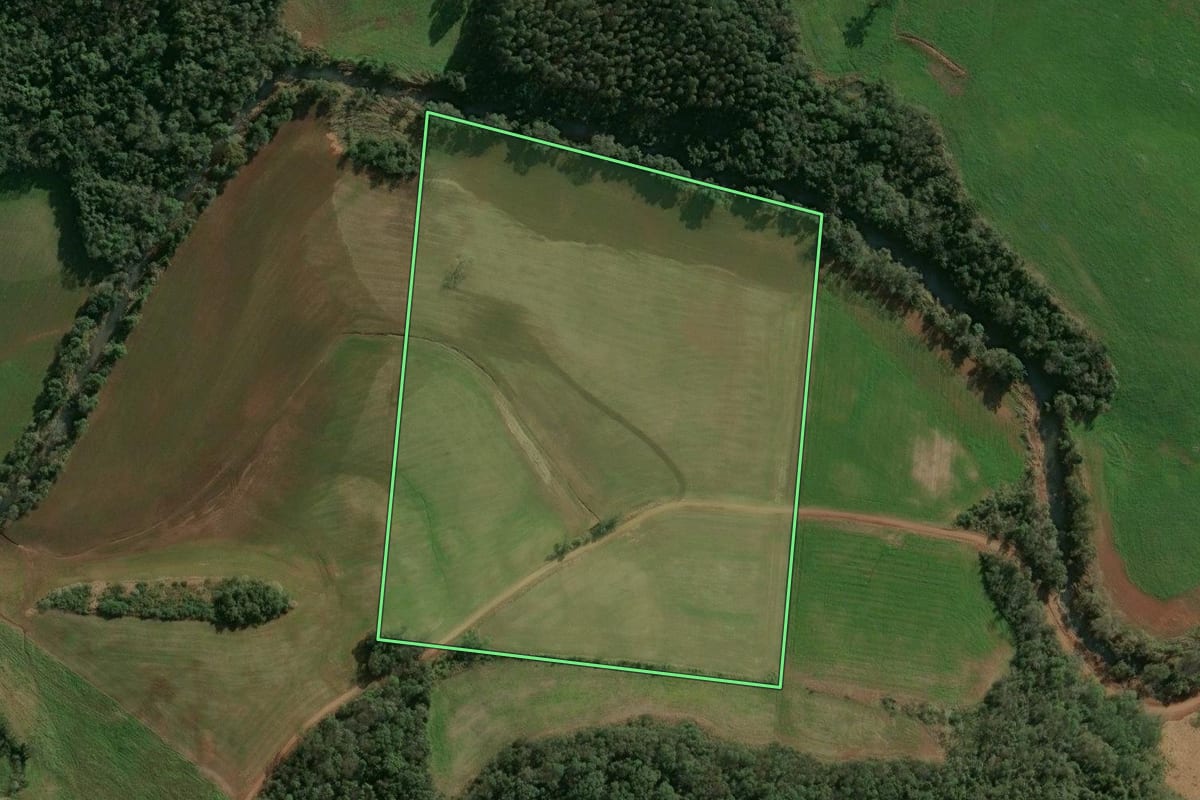Imagem de satélite do imóvel rural em Cruzaltense (RS), com o contorno declarado no CAR desenhado por cima.
