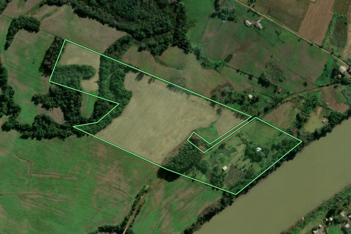 Imagem de satélite do imóvel rural em Cruzeiro do Sul (RS), com o contorno declarado no CAR desenhado por cima.