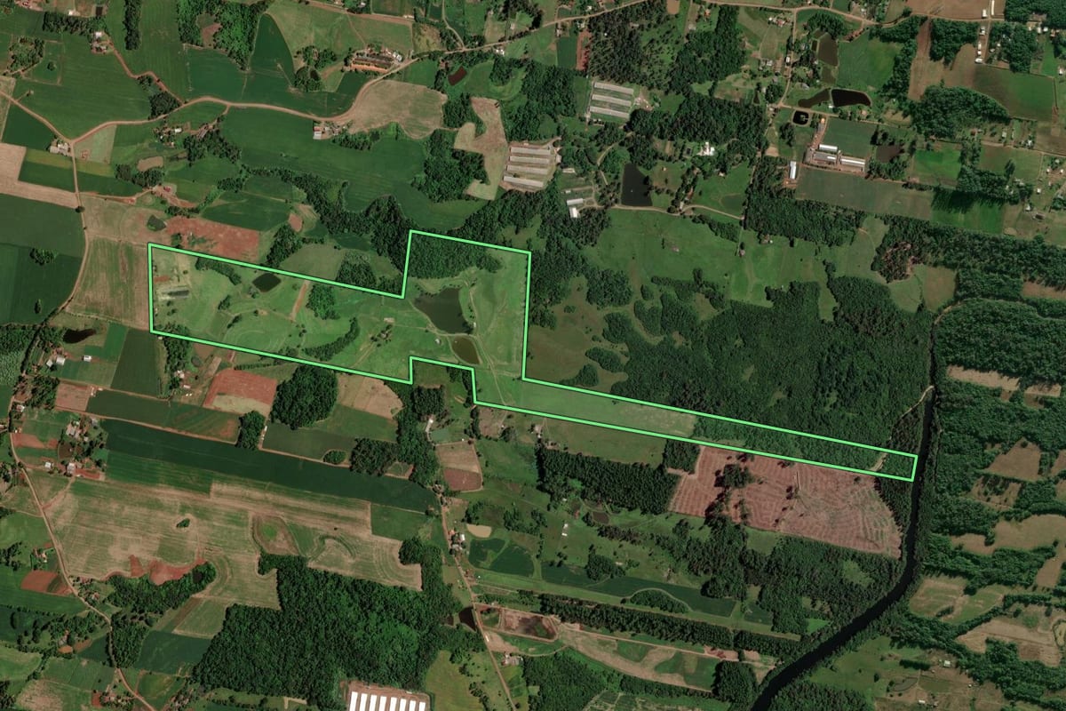 Imagem de satélite do imóvel rural em Cruzeiro do Sul (RS), com o contorno declarado no CAR desenhado por cima.