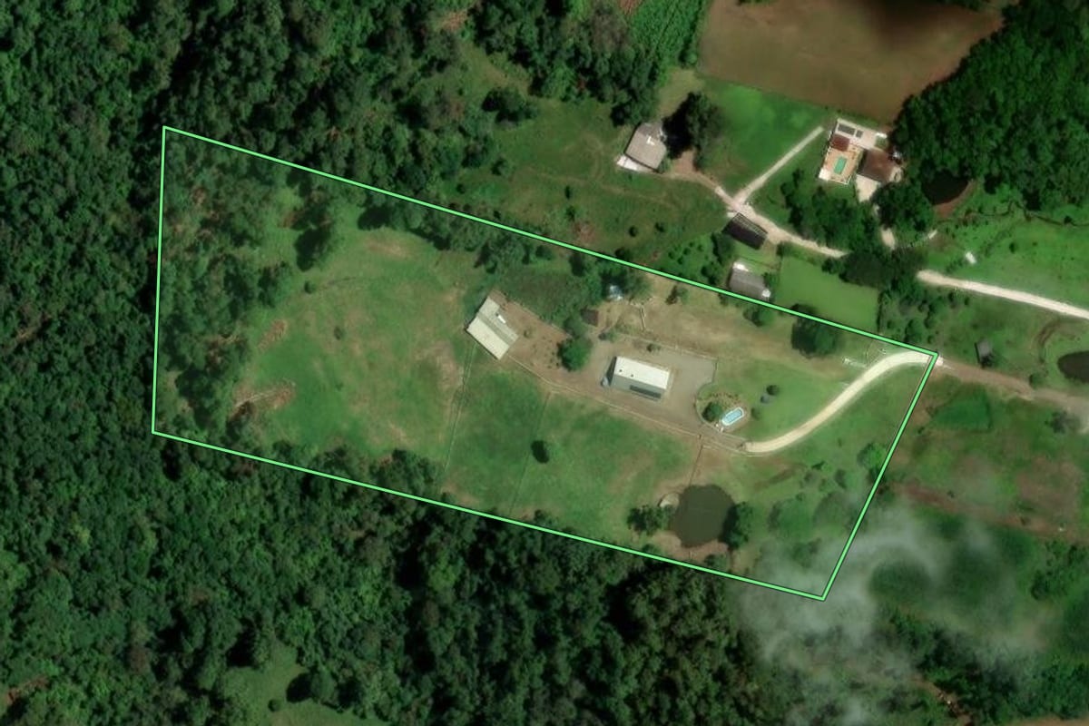 Imagem de satélite do imóvel rural em Cruzeiro do Sul (RS), com o contorno declarado no CAR desenhado por cima.