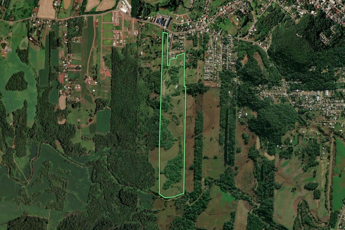 Imagem de satélite do imóvel rural em Cruzeiro do Sul (RS), com o contorno declarado no CAR desenhado por cima.