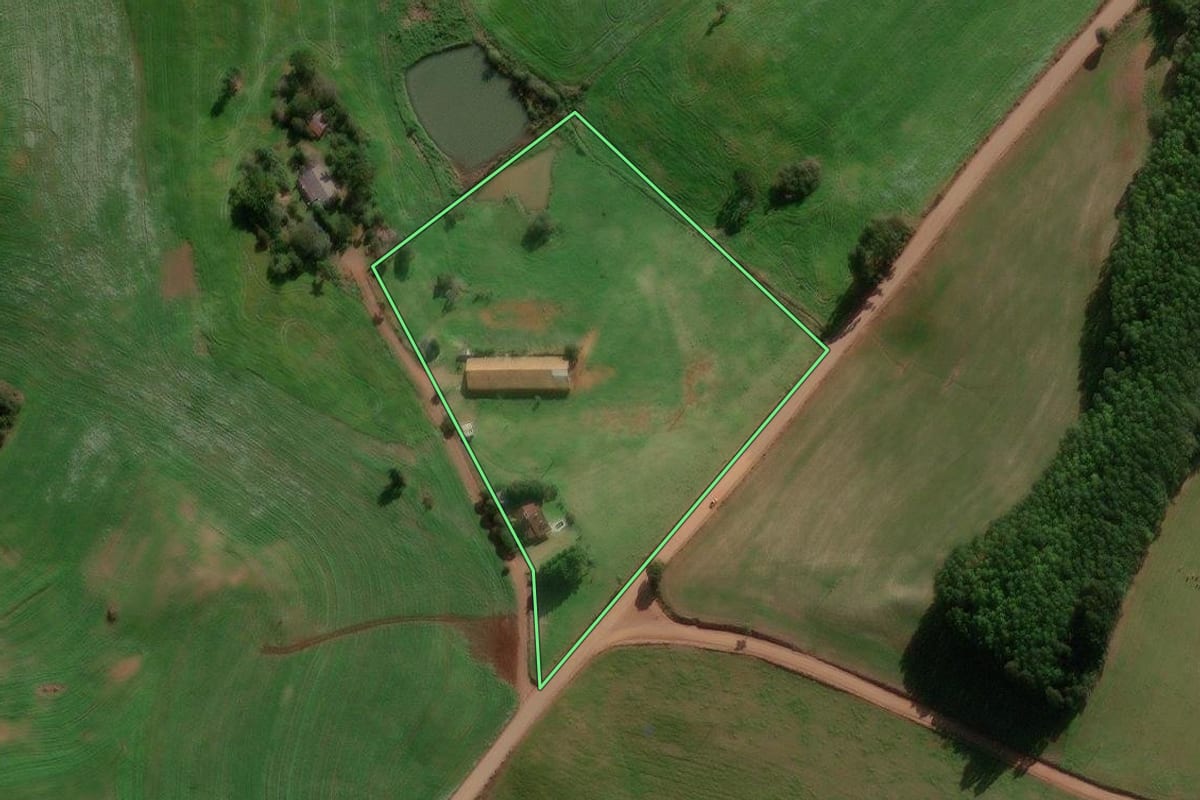 Imagem de satélite do imóvel rural em David Canabarro (RS), com o contorno declarado no CAR desenhado por cima.
