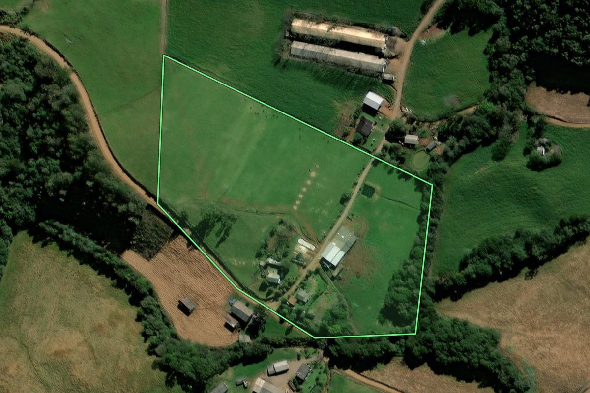 Imagem de satélite do imóvel rural em David Canabarro (RS), com o contorno declarado no CAR desenhado por cima.
