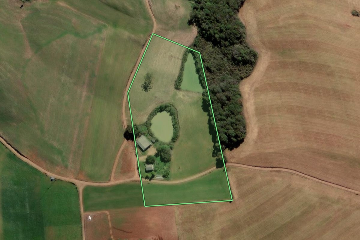 Imagem de satélite do imóvel rural em David Canabarro (RS), com o contorno declarado no CAR desenhado por cima.