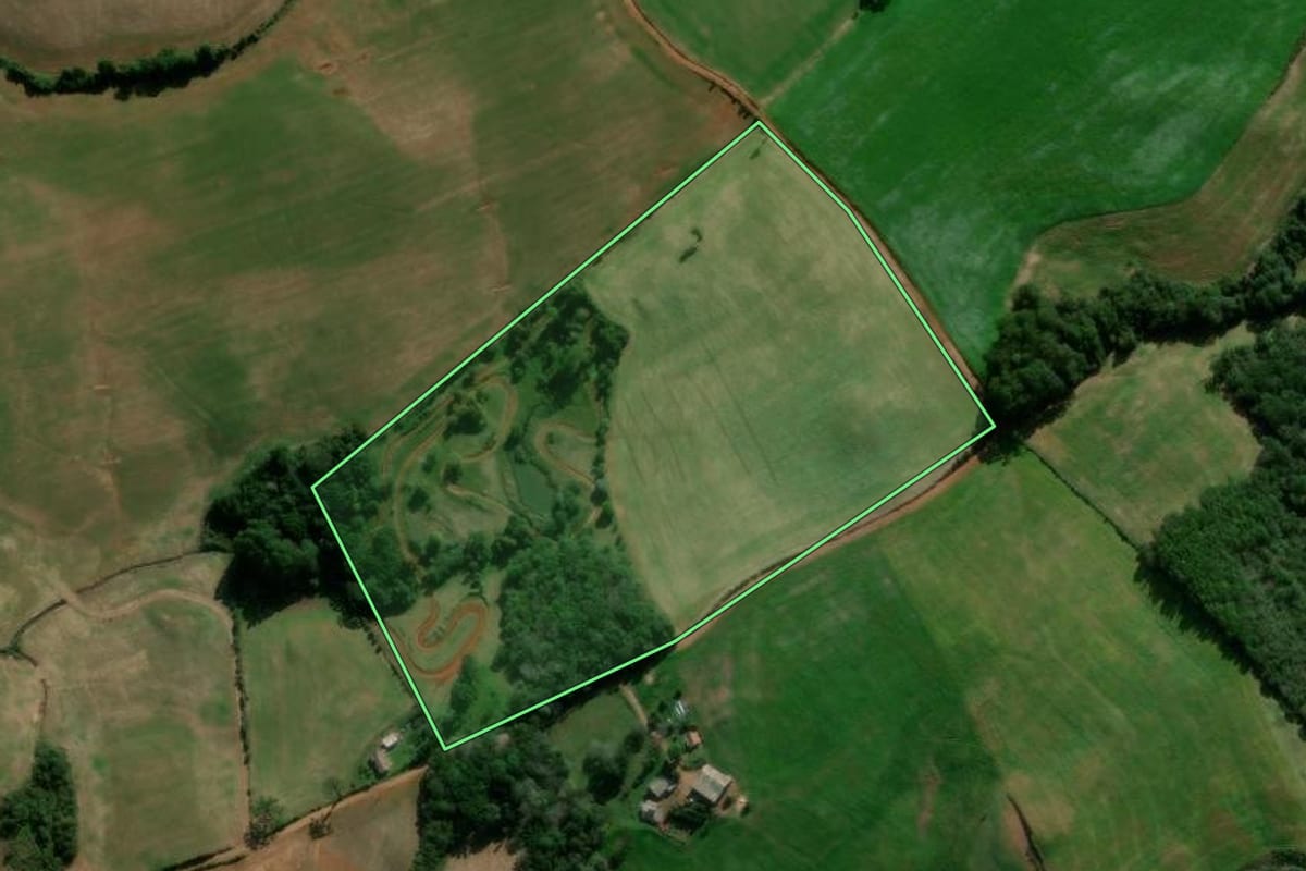 Imagem de satélite do imóvel rural em David Canabarro (RS), com o contorno declarado no CAR desenhado por cima.