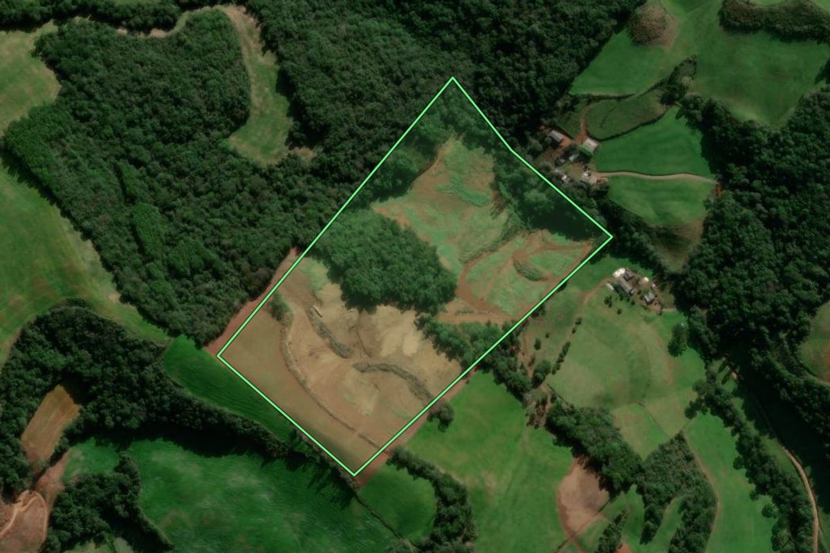 Imagem de satélite do imóvel rural em David Canabarro (RS), com o contorno declarado no CAR desenhado por cima.
