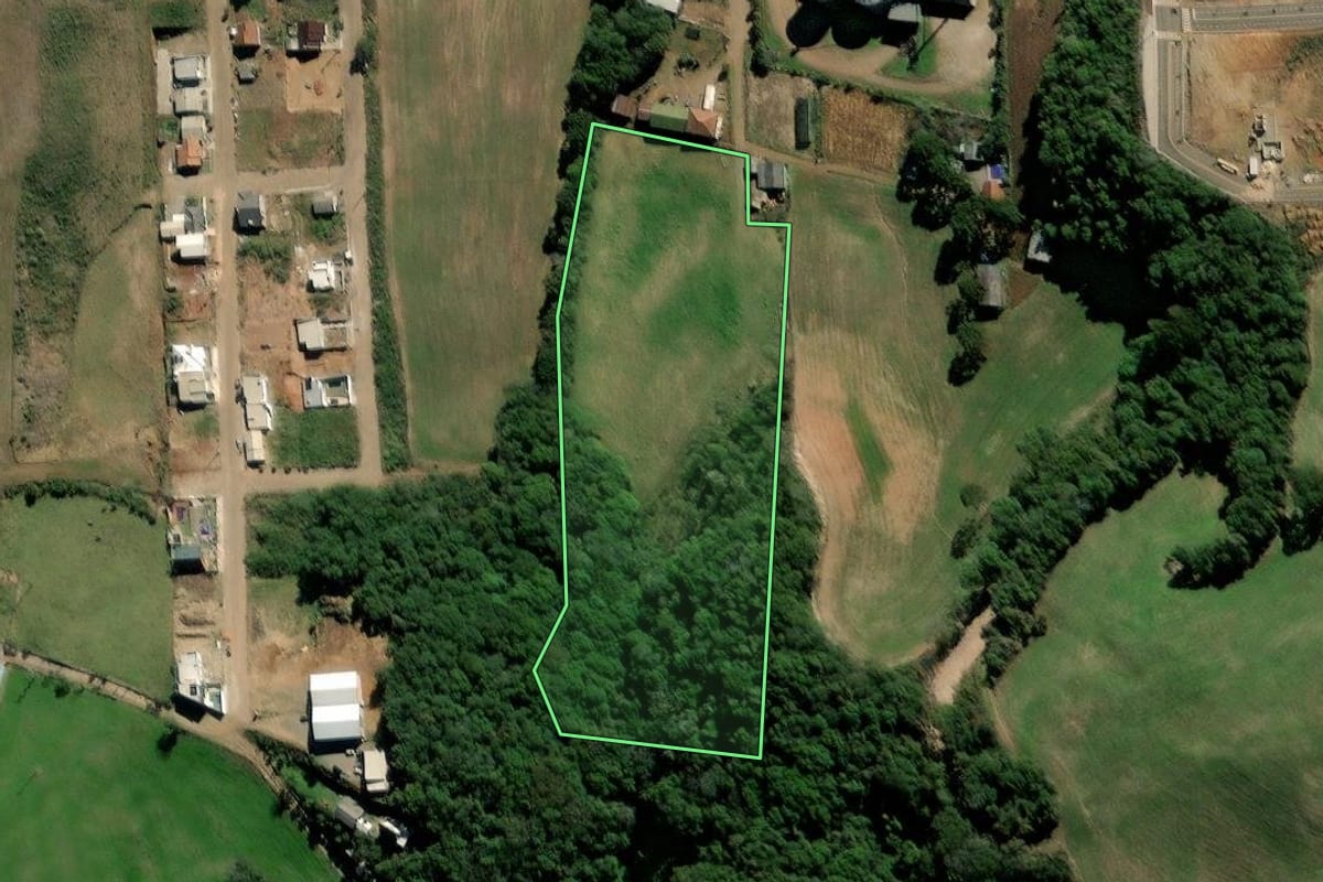 Imagem de satélite do imóvel rural em David Canabarro (RS), com o contorno declarado no CAR desenhado por cima.