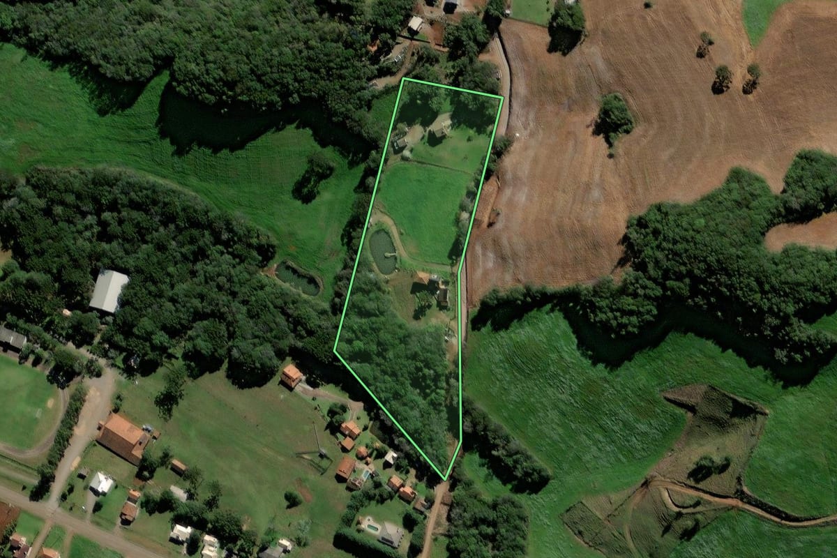 Imagem de satélite do imóvel rural em David Canabarro (RS), com o contorno declarado no CAR desenhado por cima.