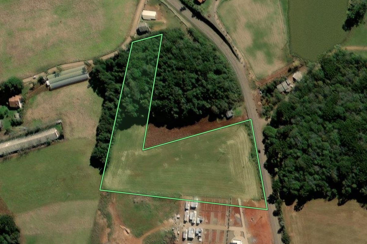 Imagem de satélite do imóvel rural em David Canabarro (RS), com o contorno declarado no CAR desenhado por cima.