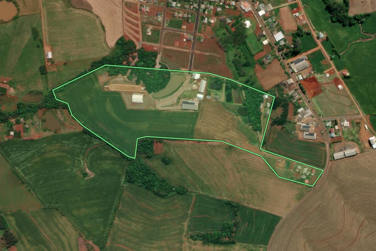 Imagem de satélite do imóvel rural em Derrubadas (RS), com o contorno declarado no CAR desenhado por cima.