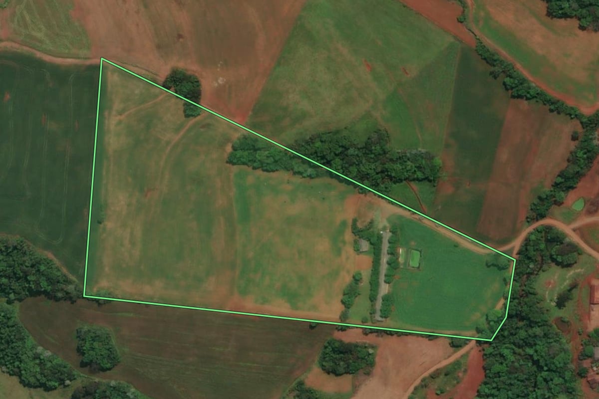 Imagem de satélite do imóvel rural em Derrubadas (RS), com o contorno declarado no CAR desenhado por cima.
