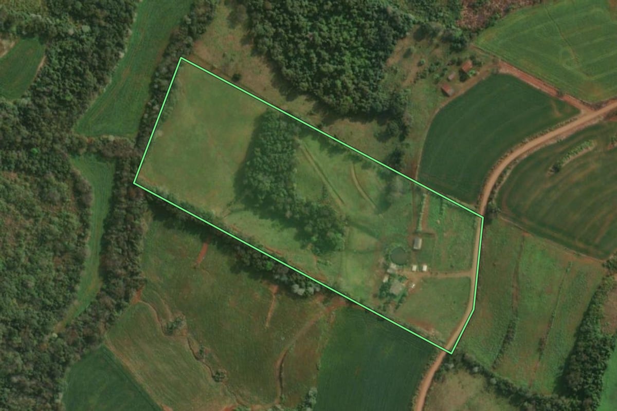Imagem de satélite do imóvel rural em Derrubadas (RS), com o contorno declarado no CAR desenhado por cima.