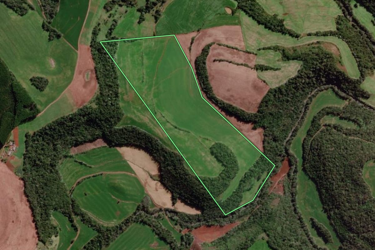 Imagem de satélite do imóvel rural em Derrubadas (RS), com o contorno declarado no CAR desenhado por cima.