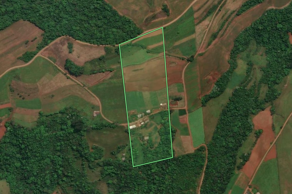 Imagem de satélite do imóvel rural em Derrubadas (RS), com o contorno declarado no CAR desenhado por cima.