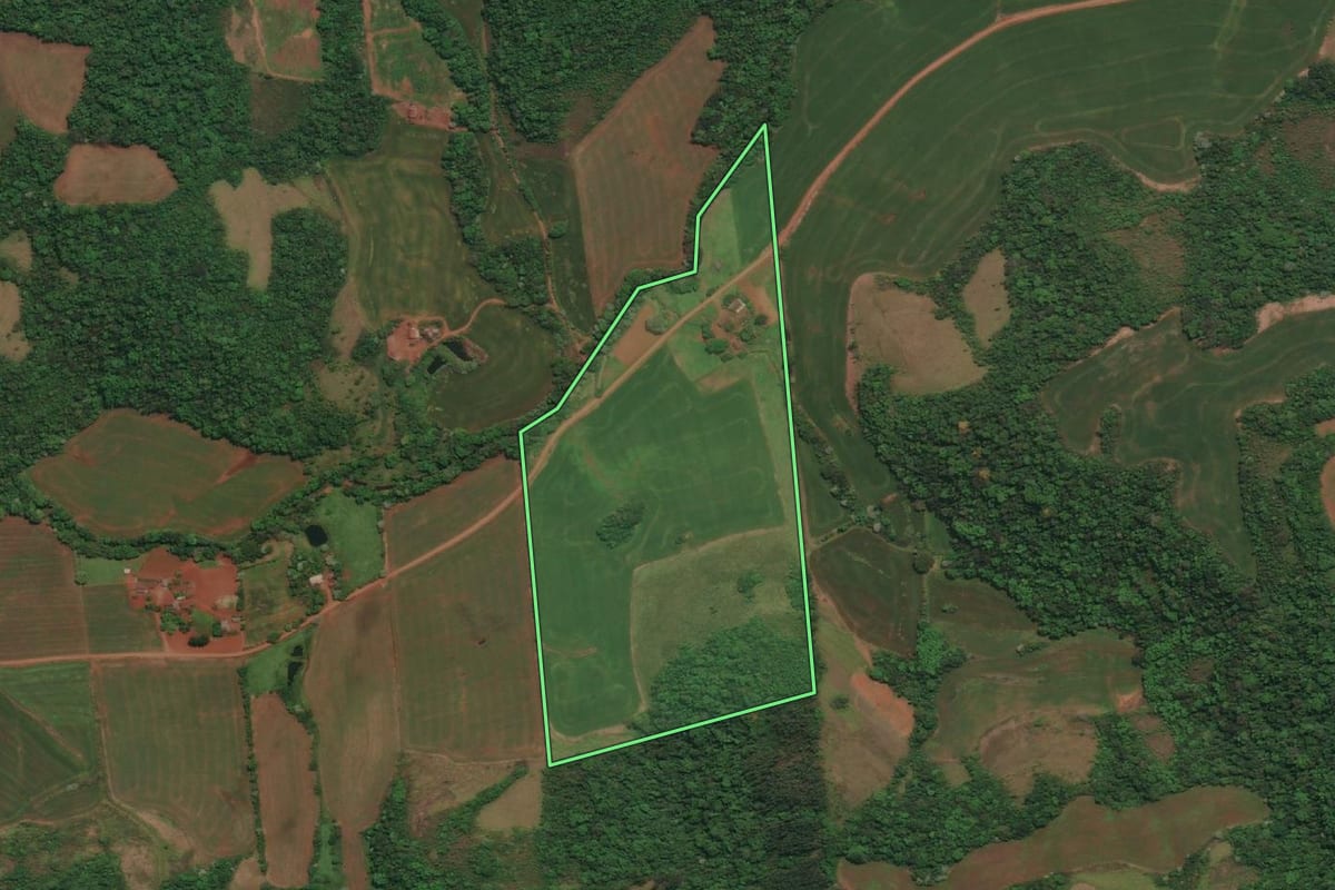 Imagem de satélite do imóvel rural em Derrubadas (RS), com o contorno declarado no CAR desenhado por cima.