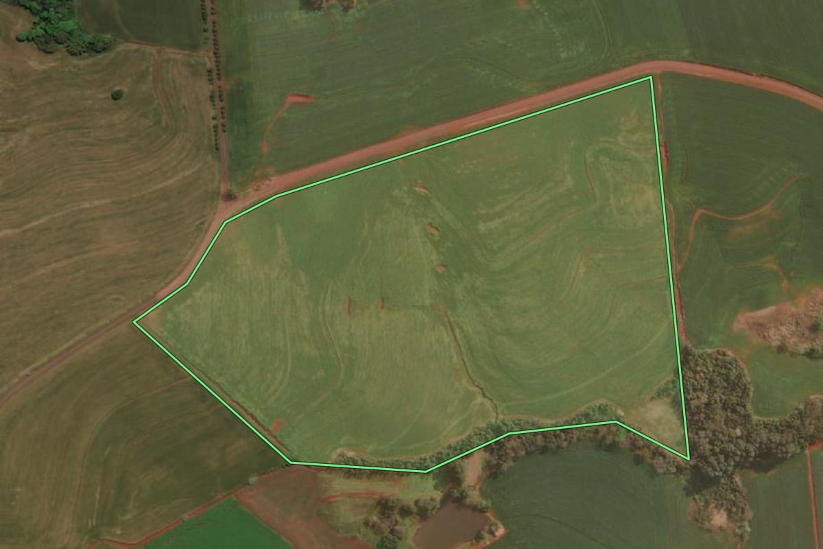Imagem de satélite do imóvel rural em Derrubadas (RS), com o contorno declarado no CAR desenhado por cima.
