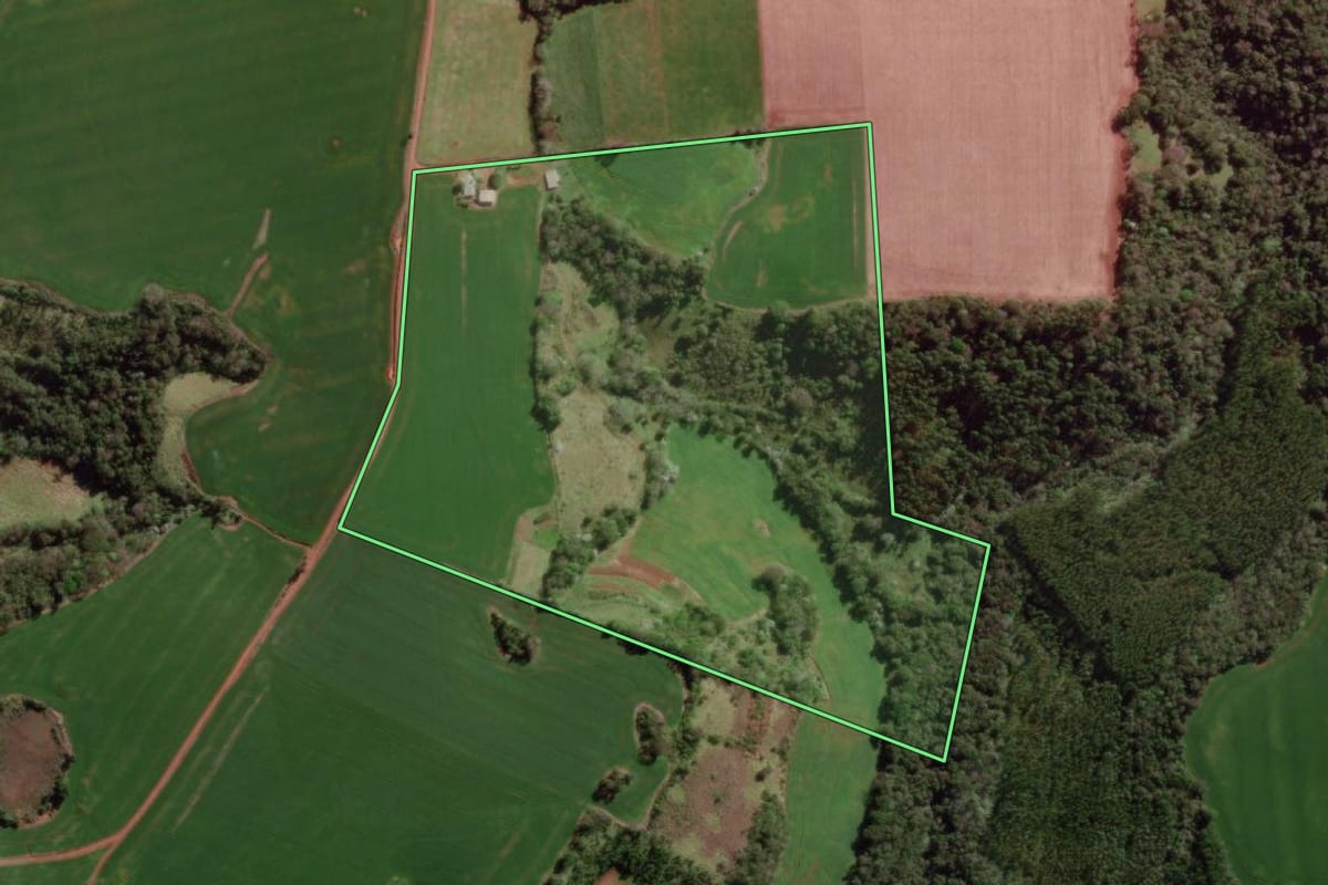 Imagem de satélite do imóvel rural em Derrubadas (RS), com o contorno declarado no CAR desenhado por cima.