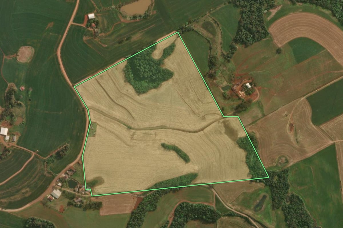 Imagem de satélite do imóvel rural em Derrubadas (RS), com o contorno declarado no CAR desenhado por cima.
