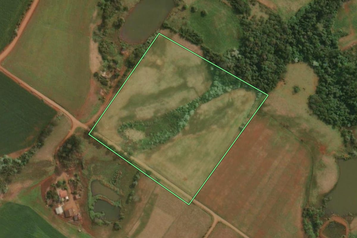 Imagem de satélite do imóvel rural em Derrubadas (RS), com o contorno declarado no CAR desenhado por cima.