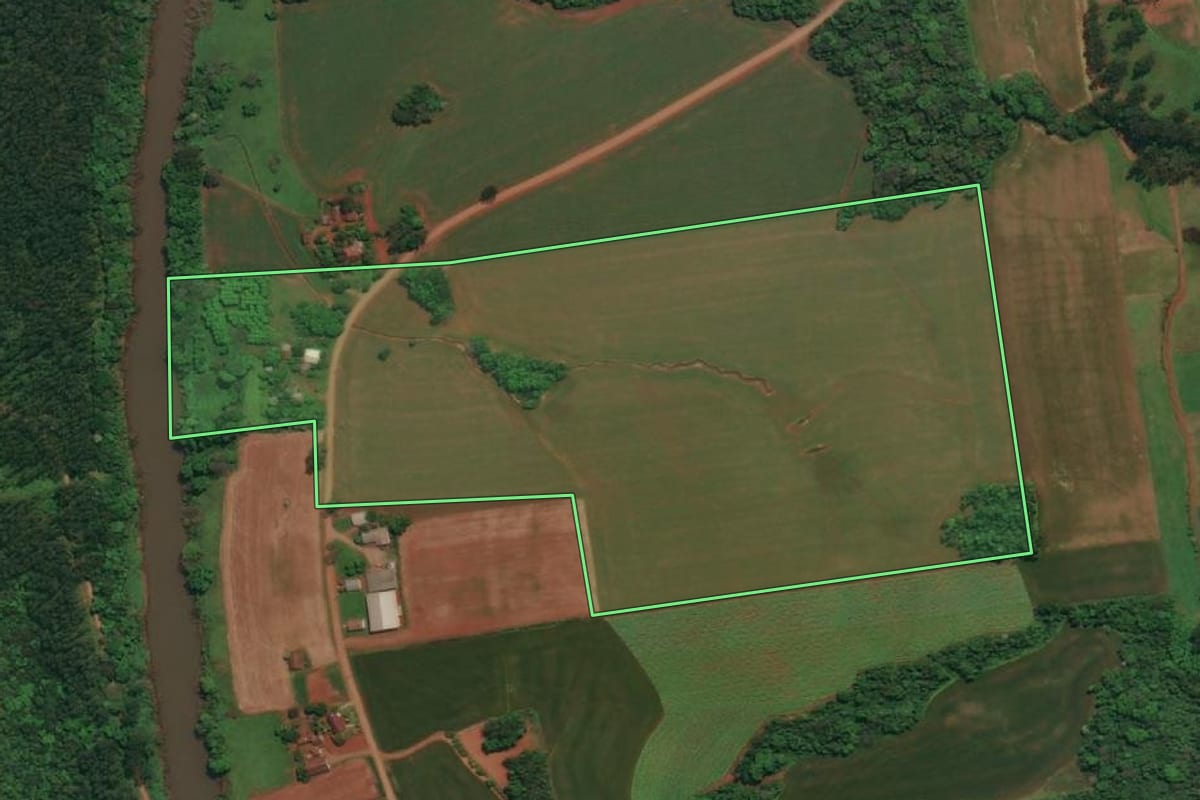 Imagem de satélite do imóvel rural em Derrubadas (RS), com o contorno declarado no CAR desenhado por cima.