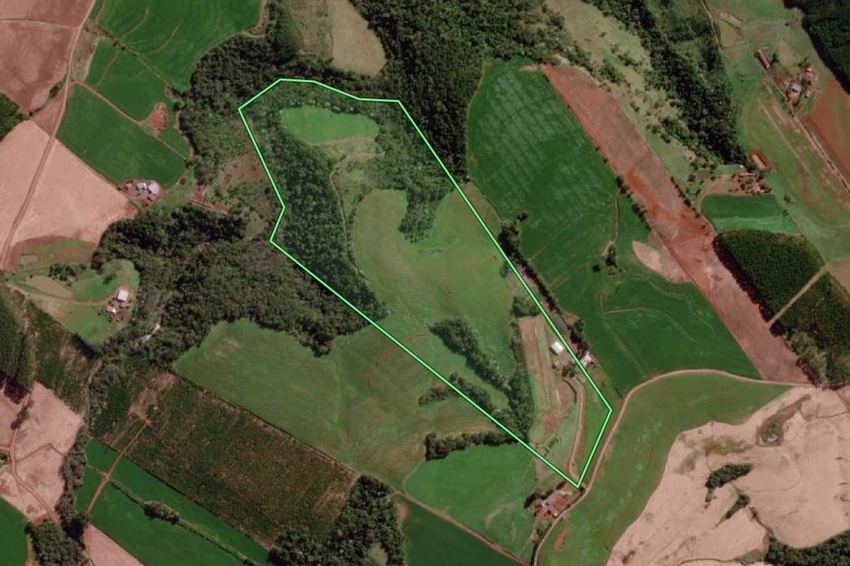 Imagem de satélite do imóvel rural em Derrubadas (RS), com o contorno declarado no CAR desenhado por cima.